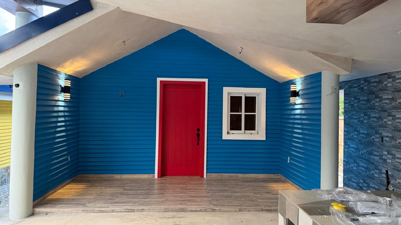 Casita Azul con puerta roja