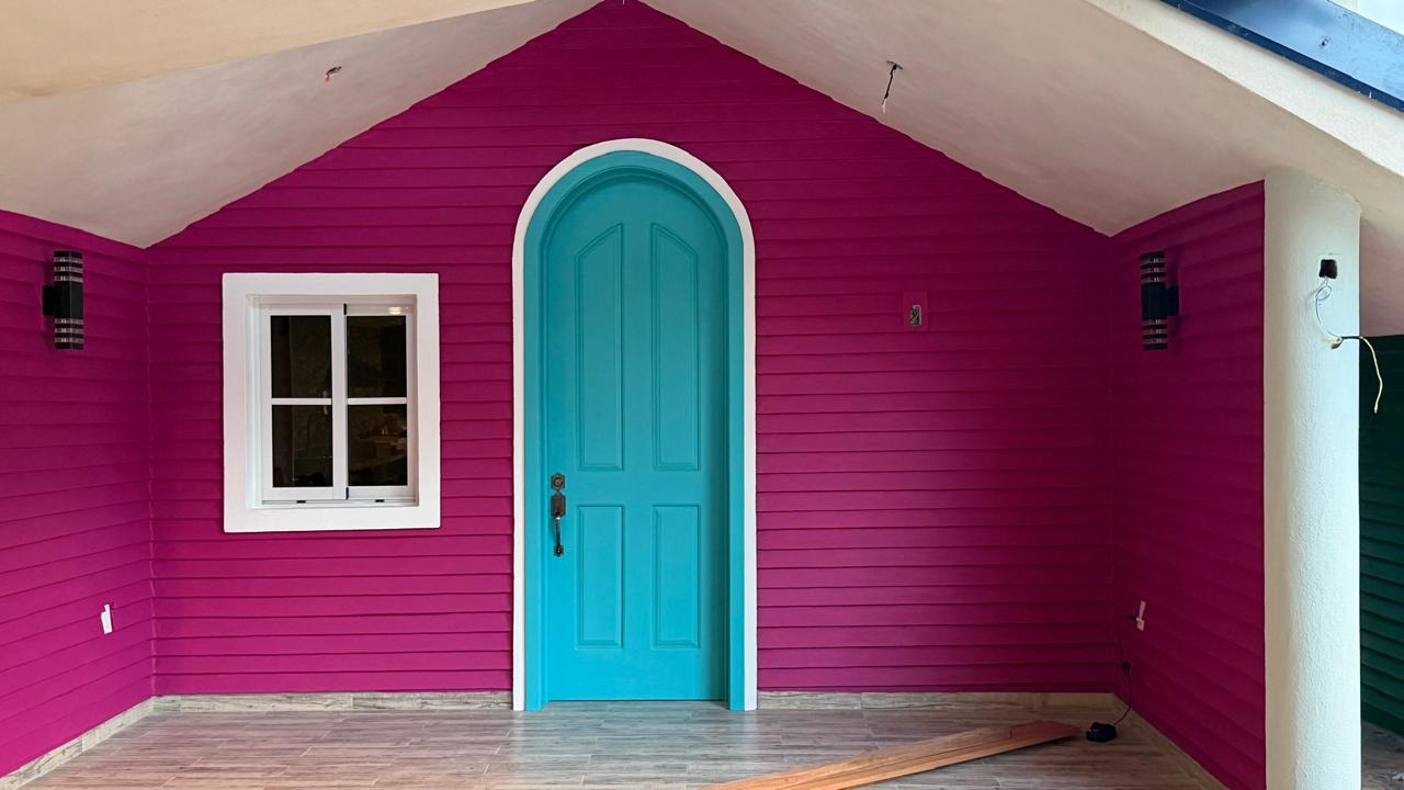 Casita Rosa Fuschia con puerta turquesa