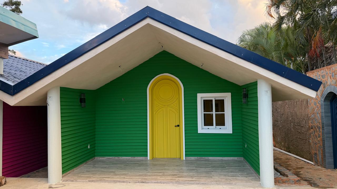 Casita Verde con puerta amarilla y techo azul