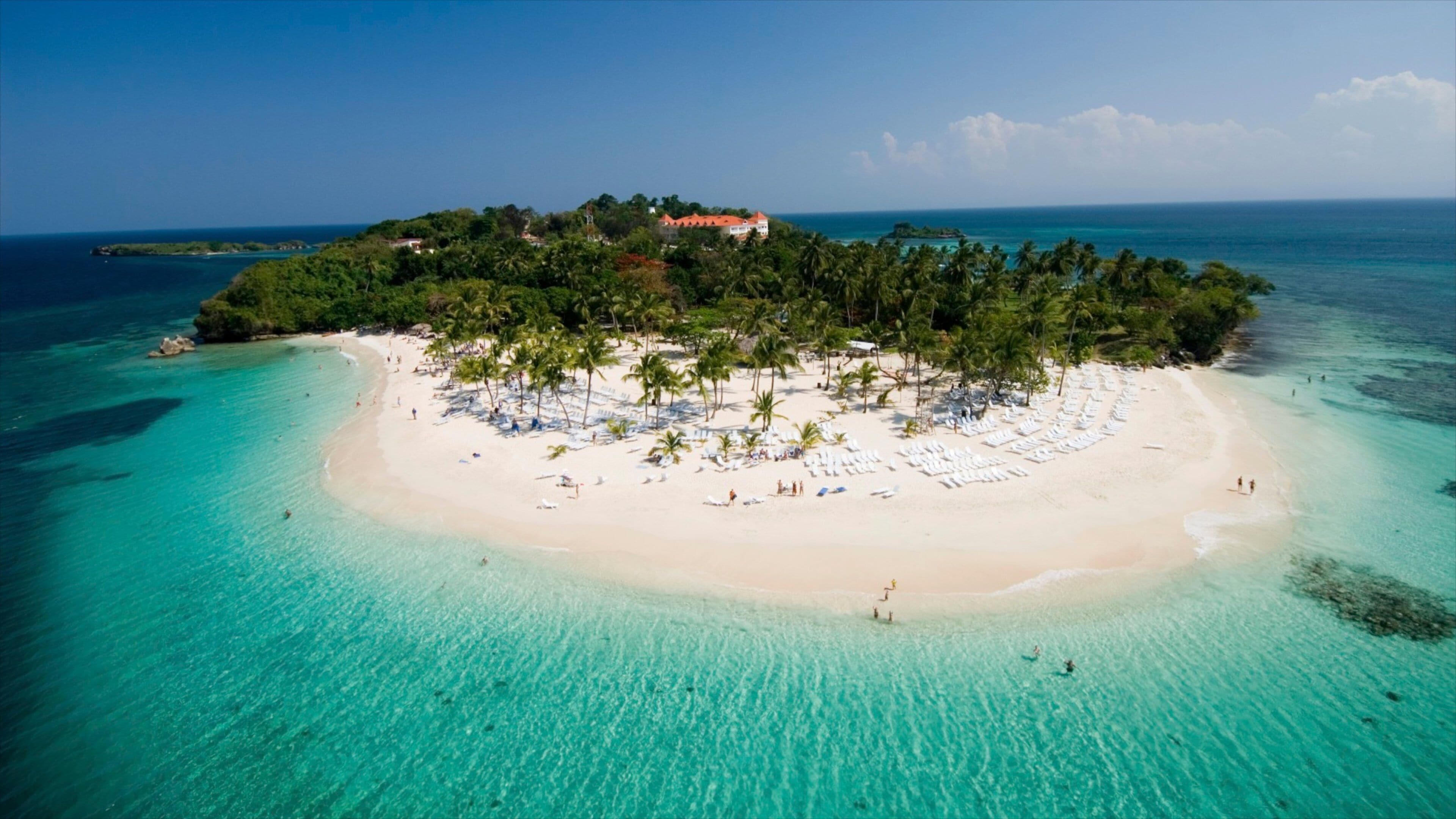 Playa de Cayo Levantado con palmeras y arena blanca