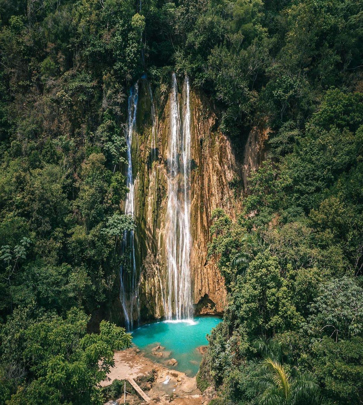 Cascada Salto El Limón con poza turquesa rodeada de selva tropical